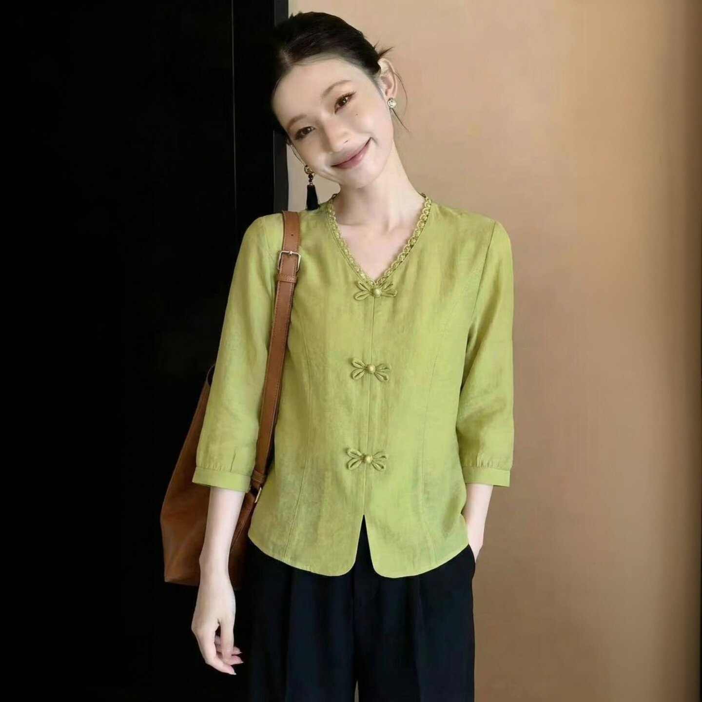 新中式V领盘扣七分袖妈妈装衬衫