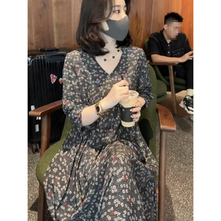 a字V领碎花连衣裙女2025春夏新款 裙子 高级感气质显瘦高腰惊艳长款