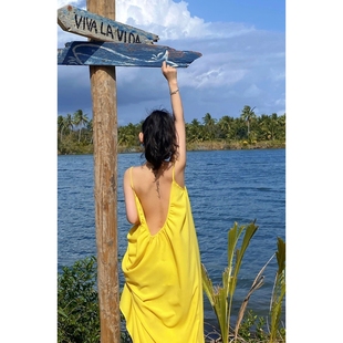 海边度假性感露背吊带连衣裙女夏季 宽松a字裙温柔黄色长裙子 新款