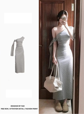 灰色性感斜肩波点绑带连衣裙女夏季高级感收腰显瘦包臀针织长裙子