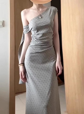 高级感灰色露肩连衣裙子女夏季2025新款开春穿搭辣妹斜肩包臀长裙