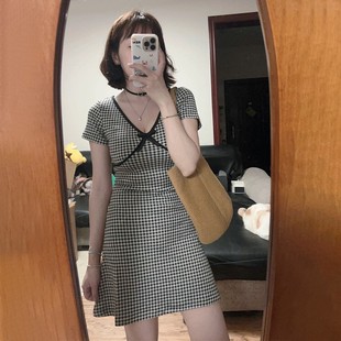 纯欲辣妹收腰包臀短裙 新款 法式 v领蝴蝶结格纹连衣裙子女2025夏季