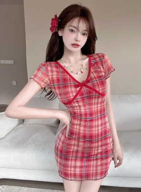 红色格子短袖连衣裙女夏季辣妹包臀短裙高级感显身材低胸v领裙子