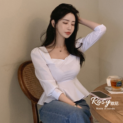 满满的少女感收腰修身纯色衬衫