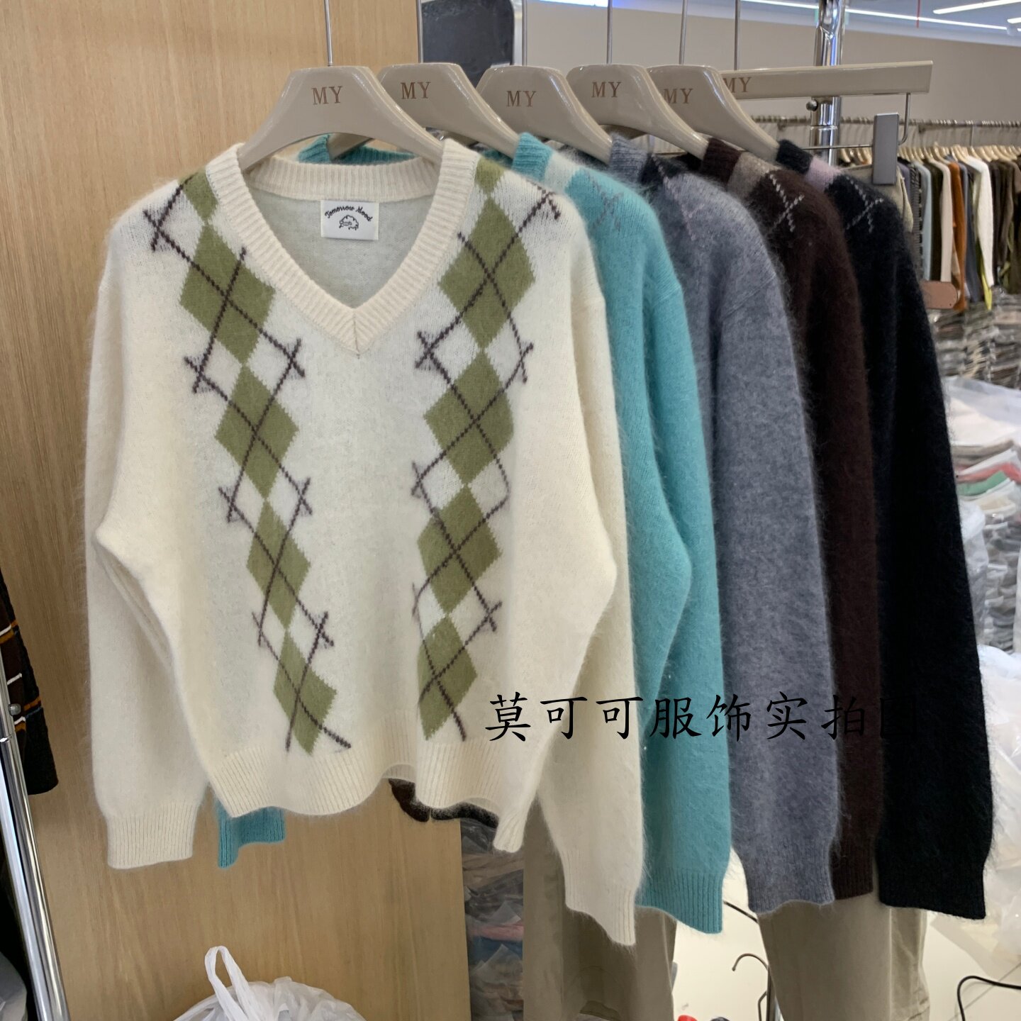 韩版学院风V领菱格显瘦针织衫