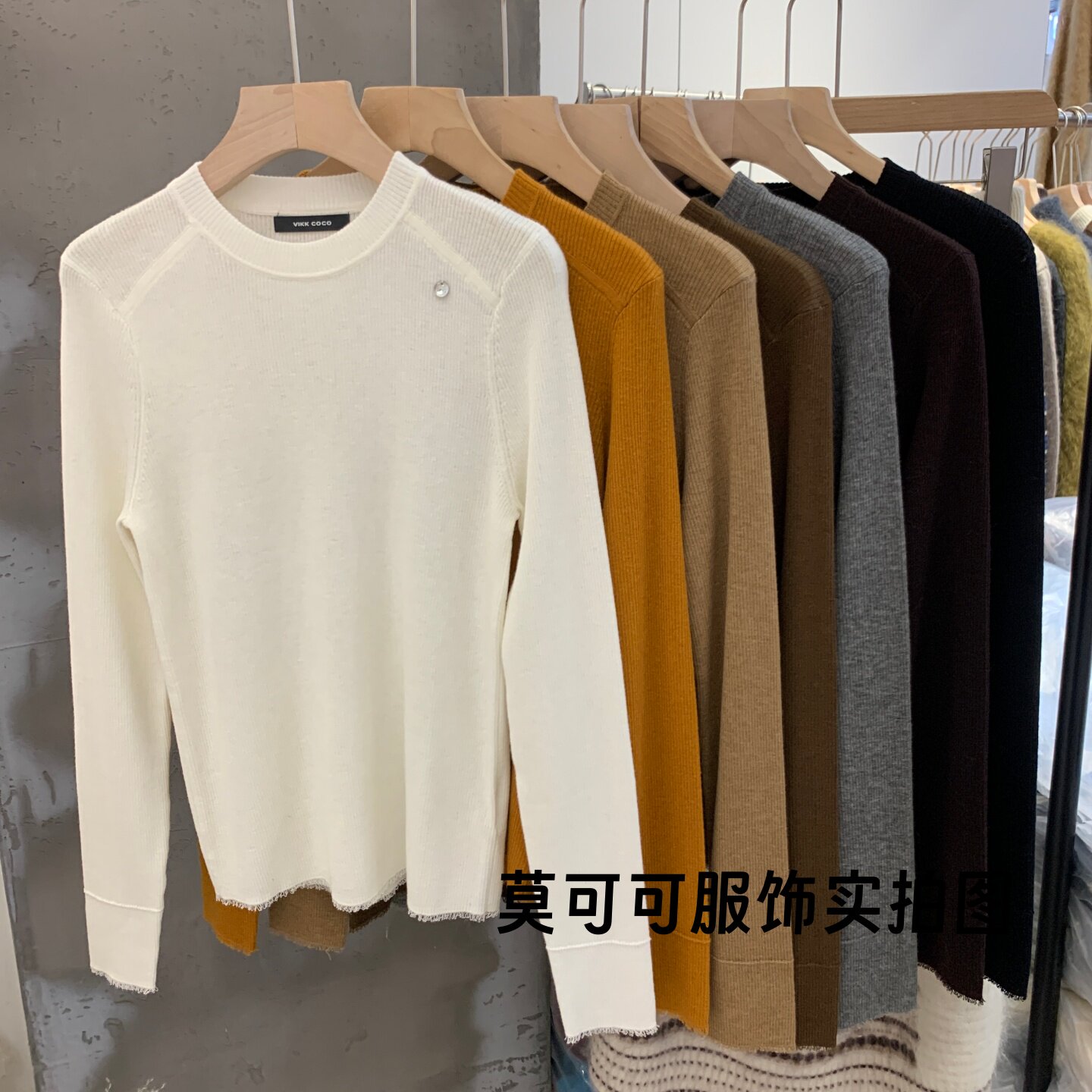 极简圆领贝壳扣修身女针织衫