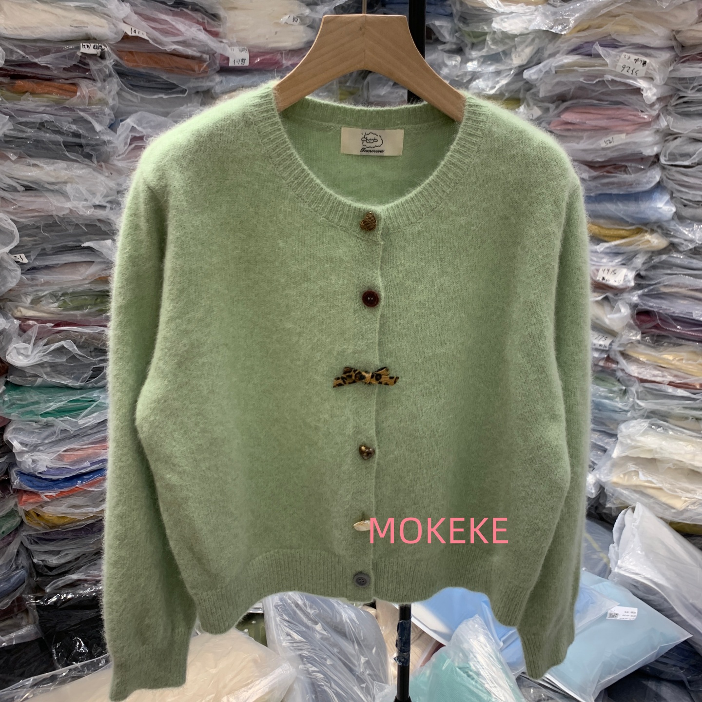 韩系新款密熊设计感纽圆领针织衫