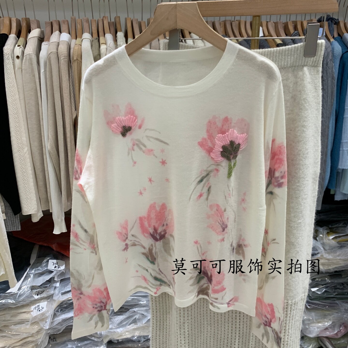 温柔风花朵刺绣圆领长袖针织衫女