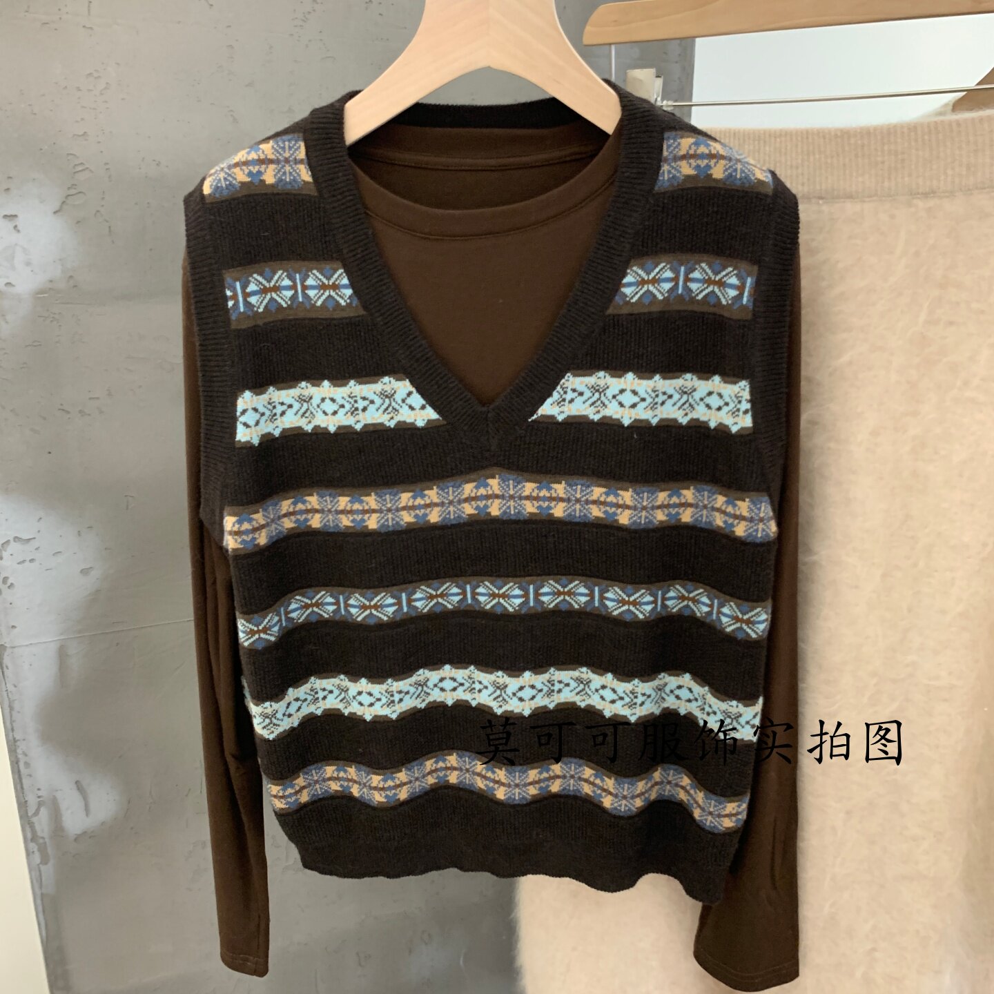 费尔岛V领提花针织马甲女显瘦