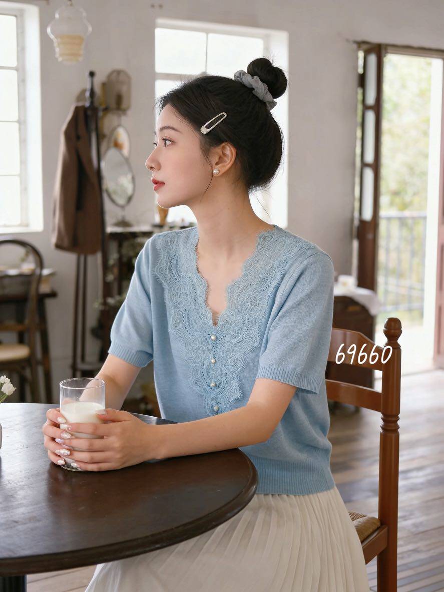 韩系V领蕾丝拼接短袖针织衫女26夏季新款显瘦气质洋气上衣M69660