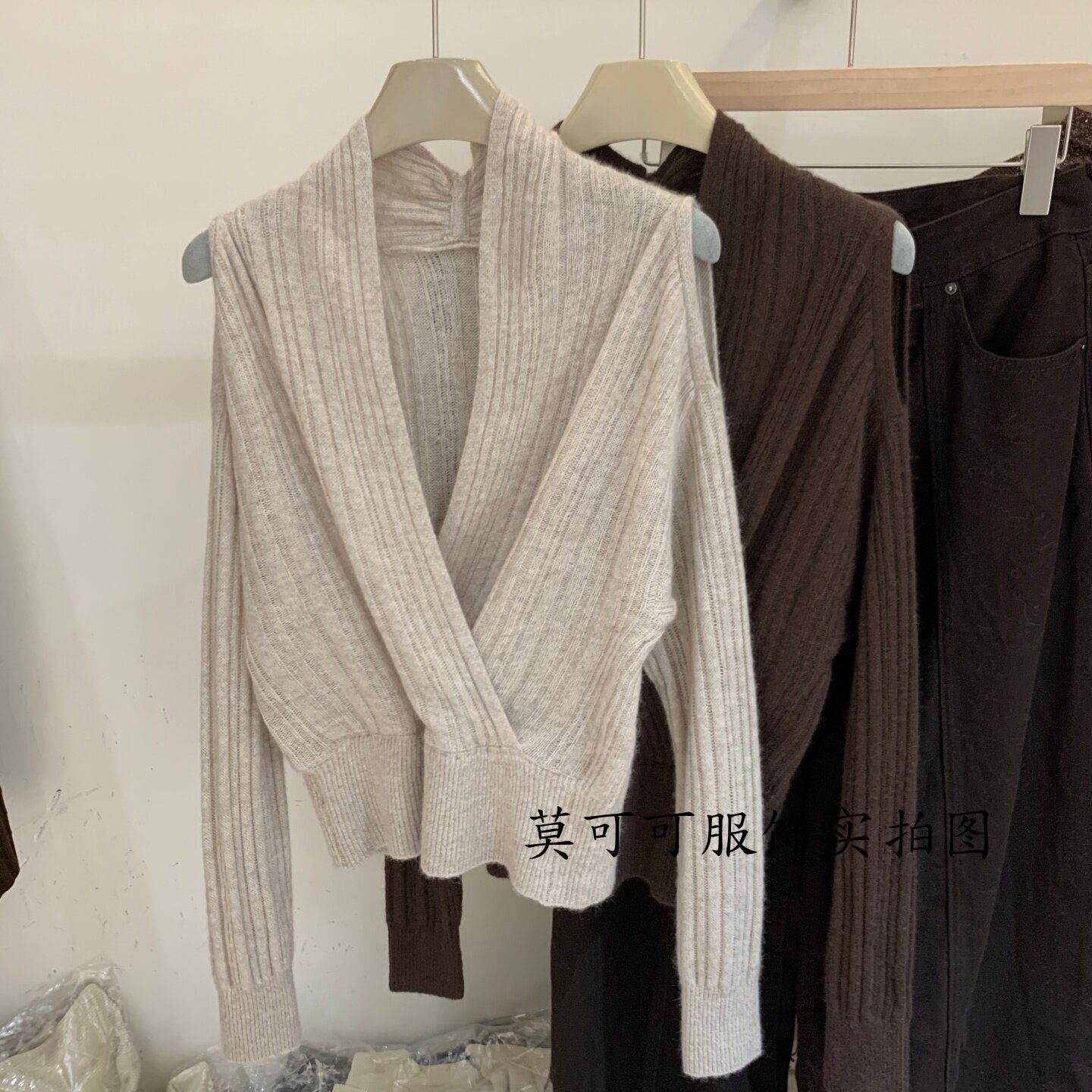 法式V领露肩交叉坑条显瘦针织衫