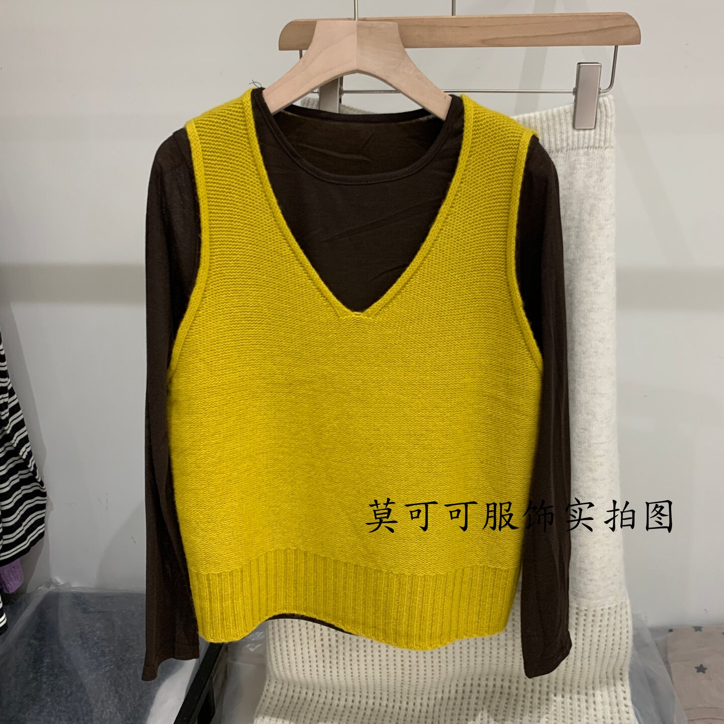 韩版V领针织马甲女黄两件套