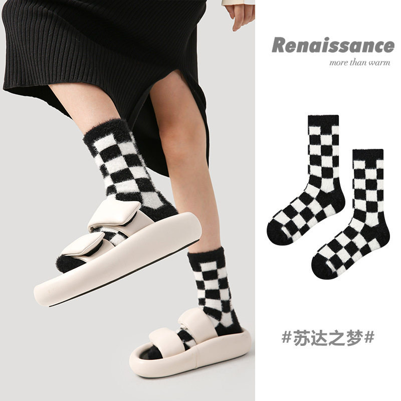 文艺复兴仿貂绒女袜棋盘格黑白撞色中筒袜冬季新款加厚保暖袜子
