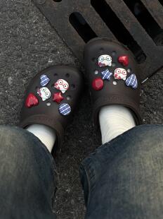 复古文艺kitty酒红蓝格子星星爱心洞洞鞋扣2025新款港风秋日鞋花