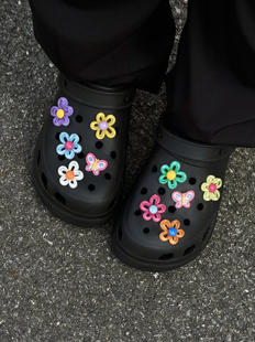 春日果冻花朵蝴蝶采蜜鞋花2026新款多巴胺夏日diy洞洞鞋扣可拆卸