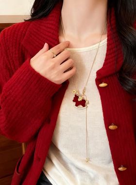 酒红丝绒小马本命年毛衣链