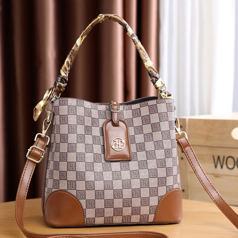 冬季小包包女包2025新款女士手提丝巾宽带水桶包大容量单肩斜挎包