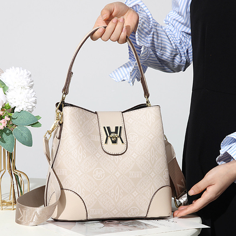 高级质感小包包女士2025新款水桶包冬天时尚大容量单肩斜挎手提包