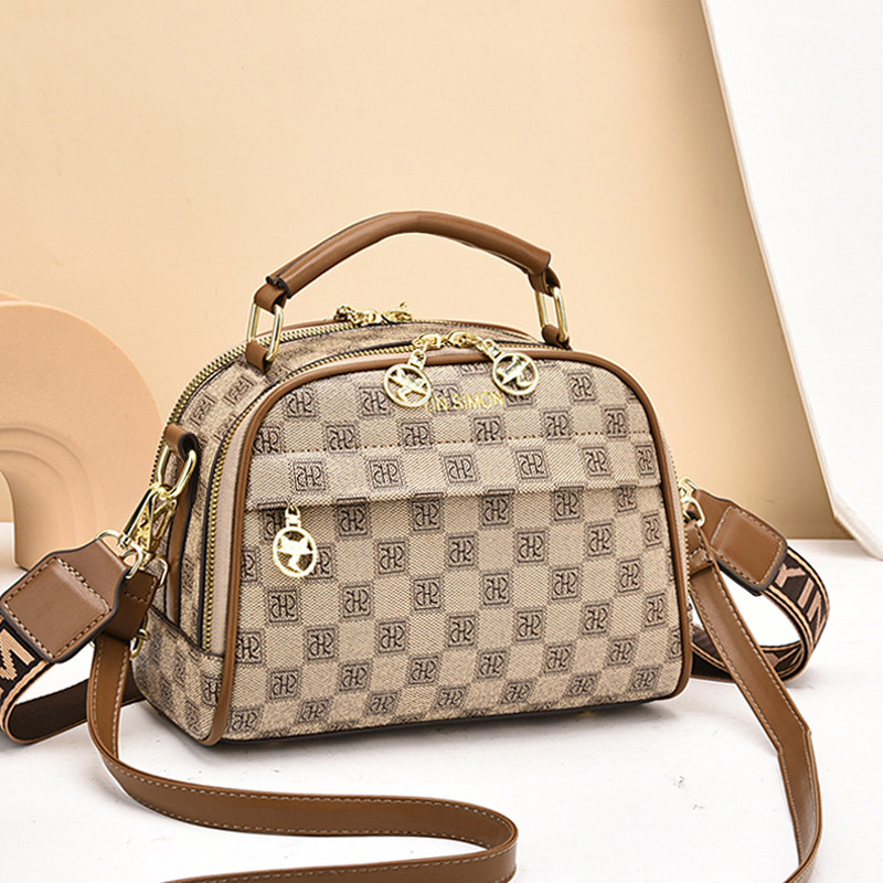 网红爆款小包包女2025新款高级感宽带小方包冬季百搭单肩斜挎女包