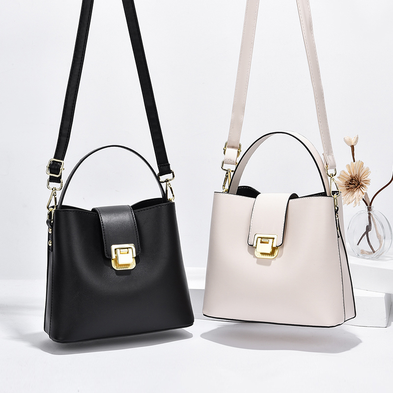 时尚锁扣水桶包韩版百搭斜挎包女