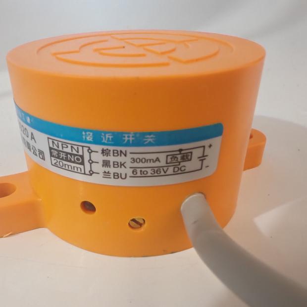 沪工SD-3020A三线 NPN 常开N0 20MM直流DC36V电感式接近开关