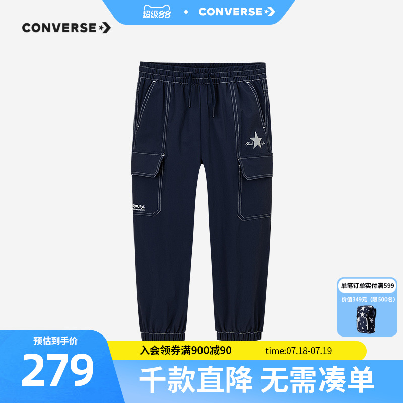 两侧斜插口袋和翻盖口袋装饰，兼具实用性