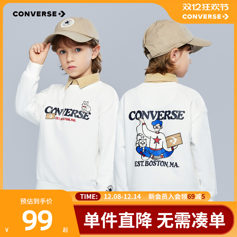 胸前卡通人物和小猫一起玩耍图案