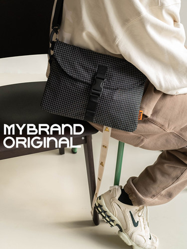 埋不烂街头潮流格纹斜挎包手腕包