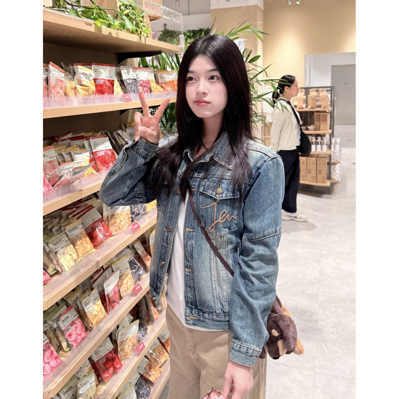 早春深蓝色短款牛仔外套