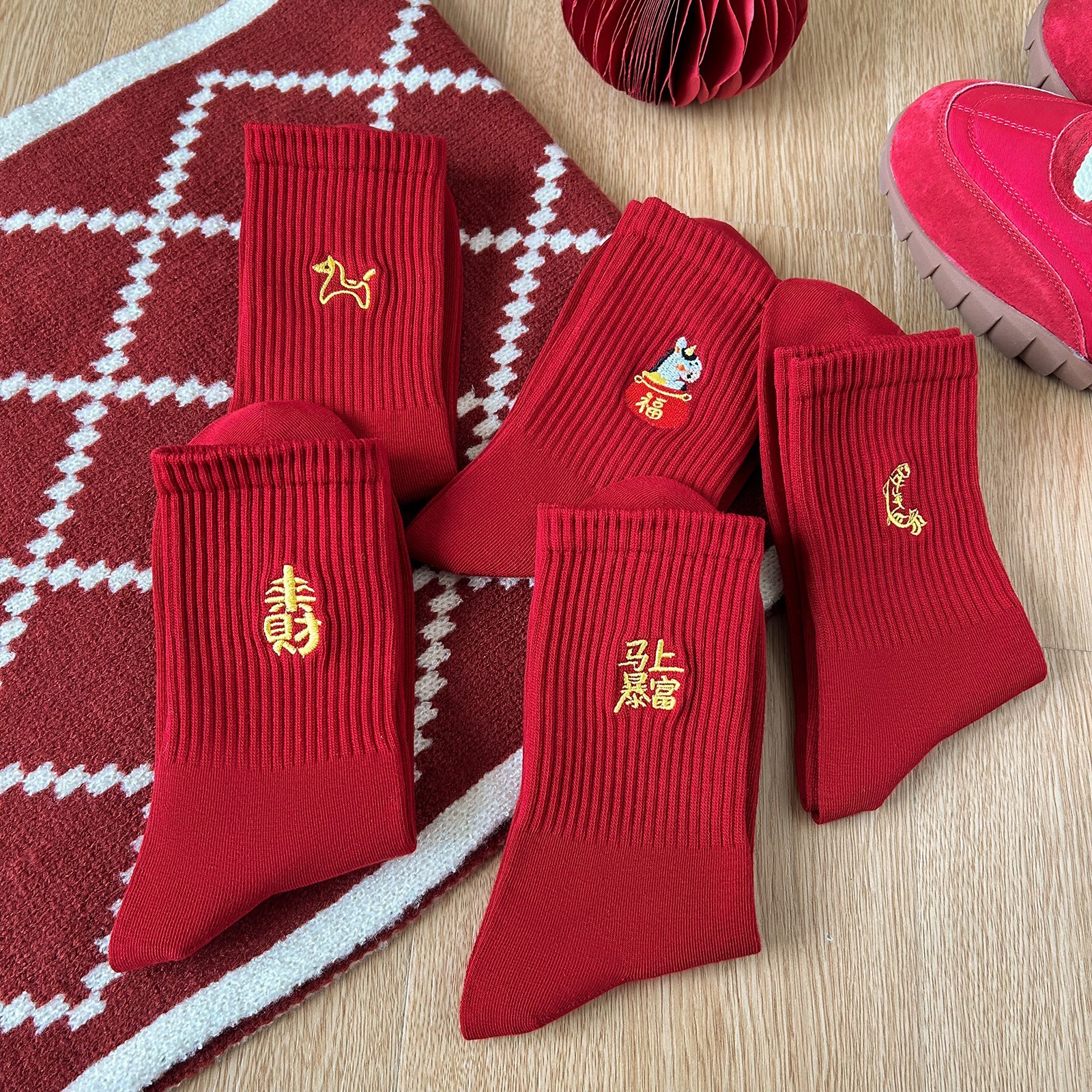 大红刺绣中筒棉袜男士本命年马年