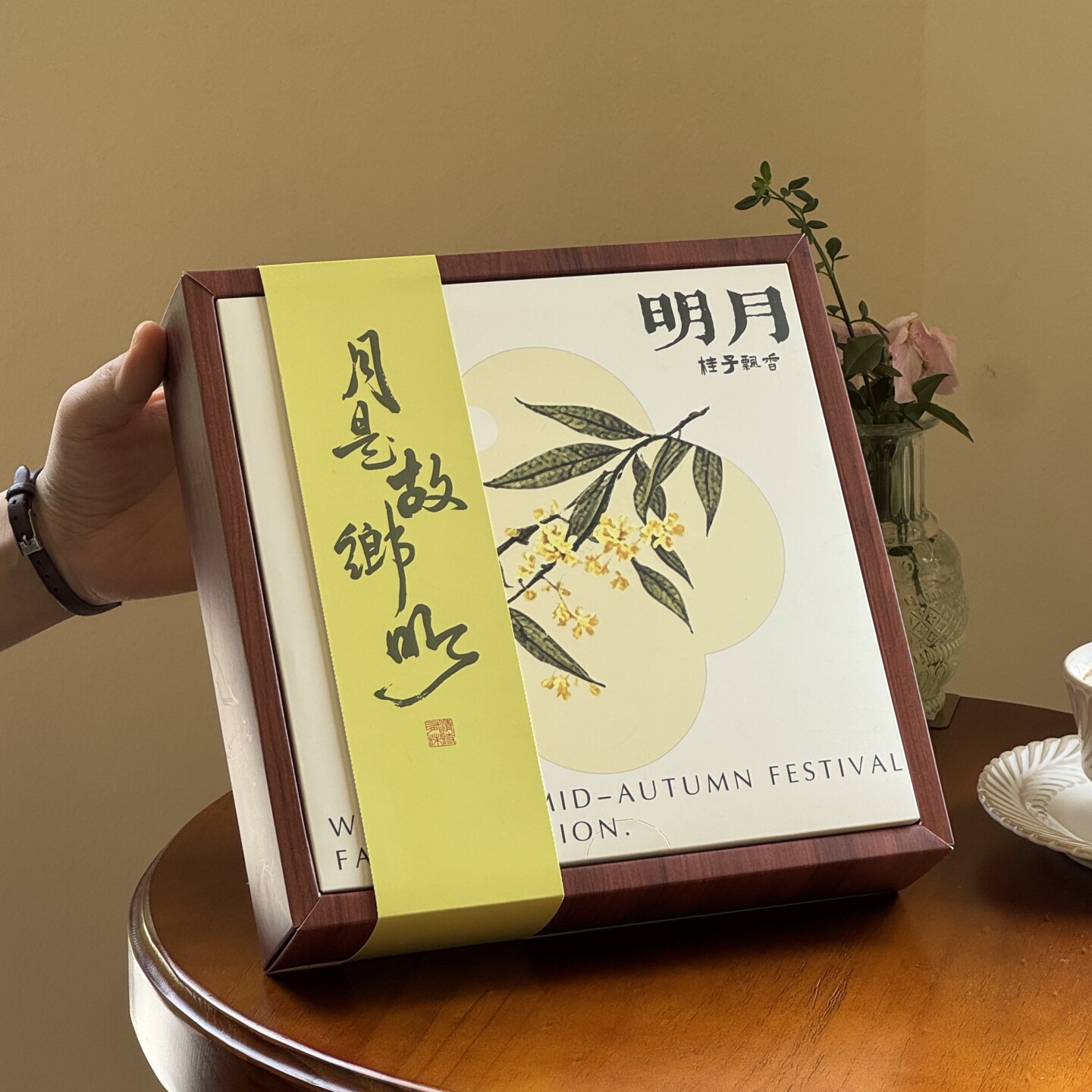 2026新款中秋节月饼礼盒4粒8粒装月饼包装盒高端仿木纹蛋黄酥盒子
