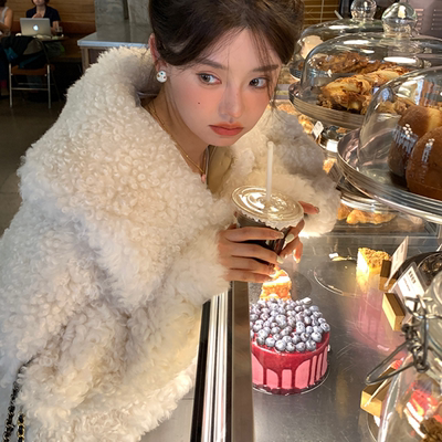 白色小香风娃娃领羊羔毛绒外套女短款2024冬新款时尚毛茸茸小个子
