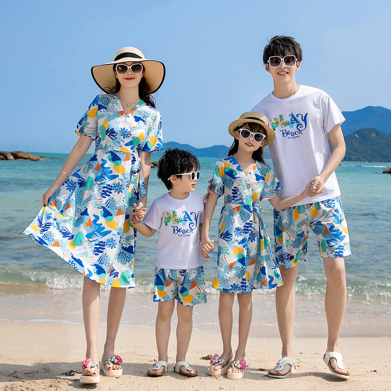 沙滩亲子装一家三口四口夏季新款套装海边度假拍照洋气母女连衣裙