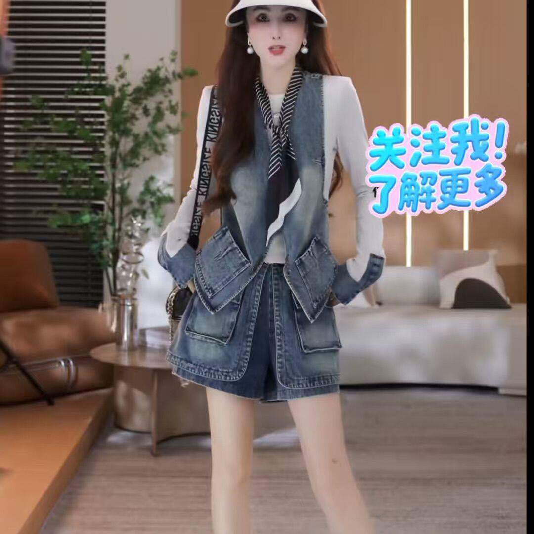 2026年春季网红新款时尚潮流设计感打底衫+牛仔马甲+短裤三件套女