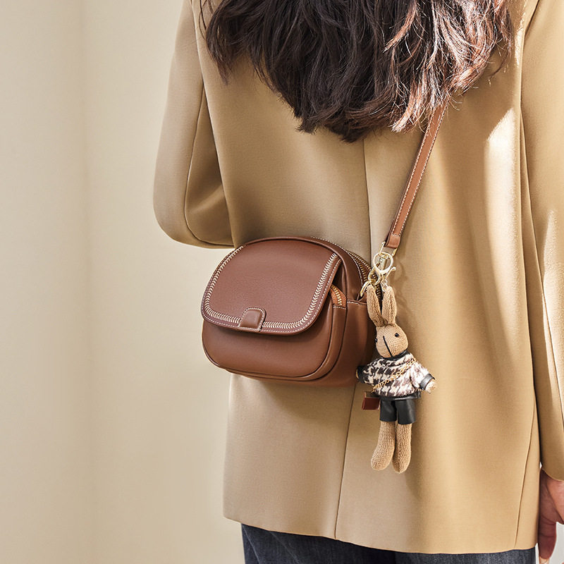 纳兰杜真皮小包2025新款秋冬季高级感斜挎女包百搭通勤单肩翻盖包