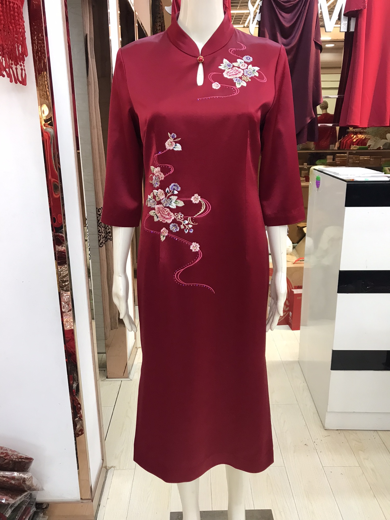 酒红色醋酸缎绣花烫钻水滴领旗袍中式复古婚礼妈妈装喜宴婆婆礼服