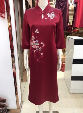 酒红色醋酸缎绣花烫钻水滴领旗袍中式复古婚礼妈妈装喜宴婆婆礼服