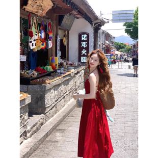 云南大理穿搭法式红色吊带连衣裙女性感露背适合海边度假拍照裙子