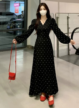 法式黑色v领波点连衣裙女装春秋高级感气质收腰显瘦减龄过膝长裙