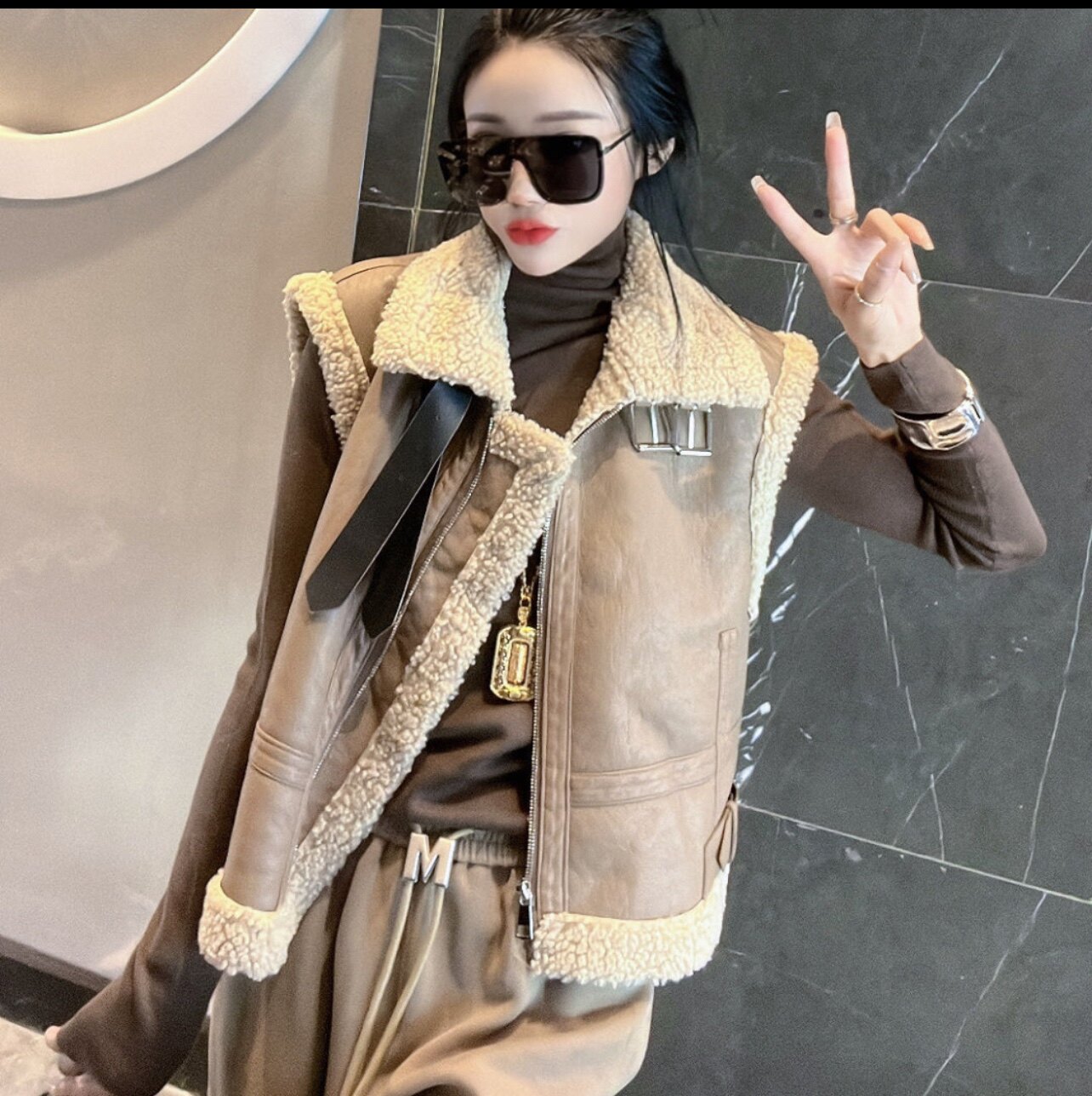 娜格调欧货洋气短款皮毛一体马甲 2025春季款颗粒绒休闲经典棉衣