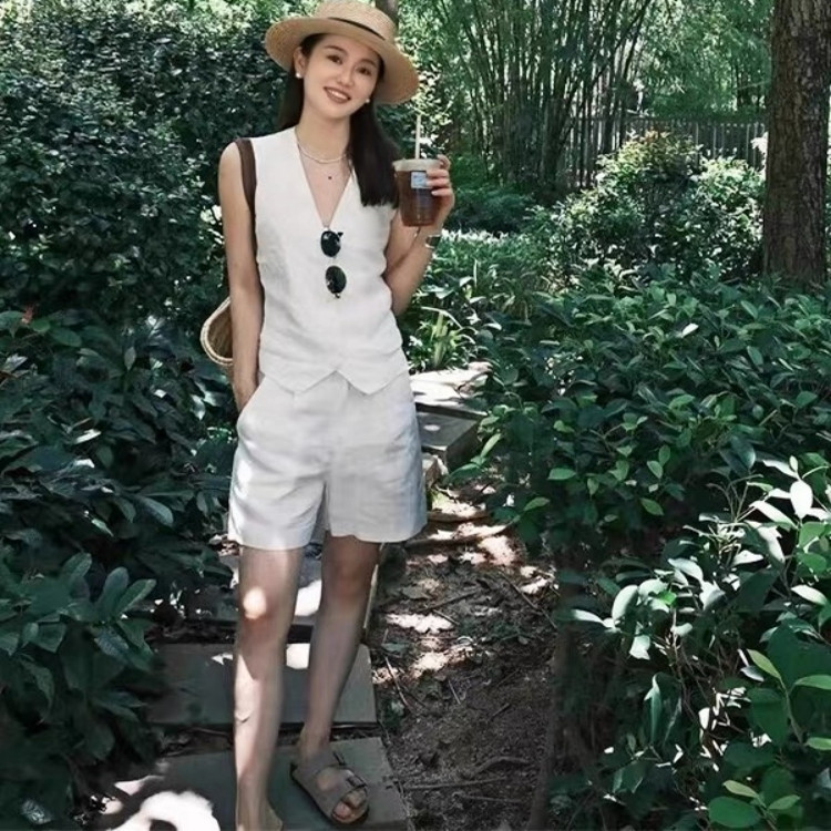 白色棉麻马甲套装女夏2025新款时尚气质干练小香风上衣短裤两件套