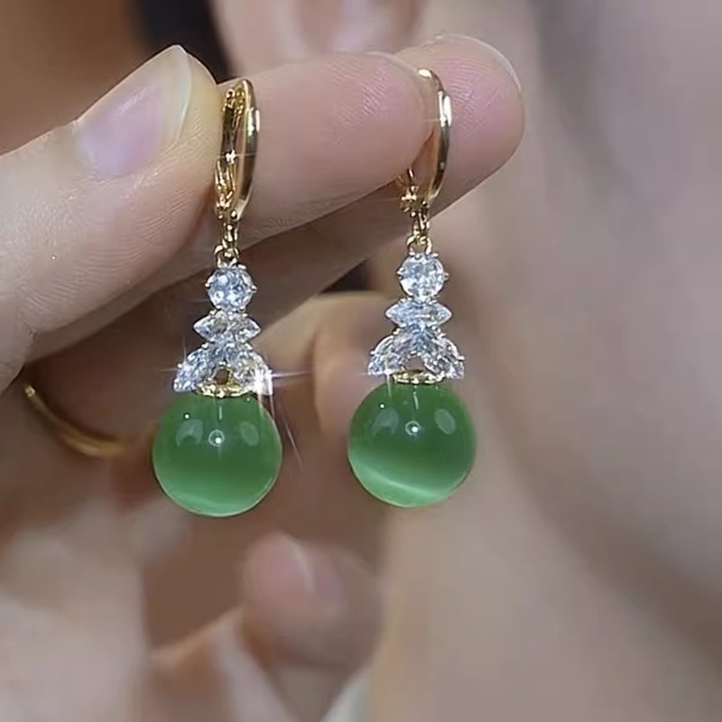 BF长款绿色猫眼石球球耳环2024新款潮显脸瘦耳扣气质轻奢高级感耳