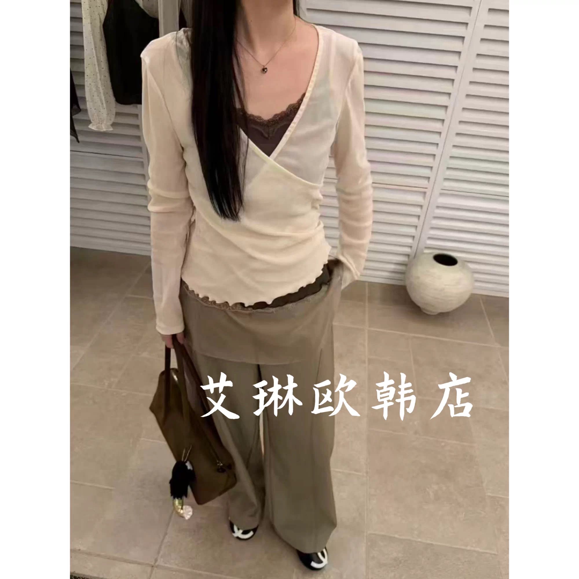 X.XIU新袖26135秋款木耳边交叉V领丝绒衬衫+蕾丝边吊带背心两件套