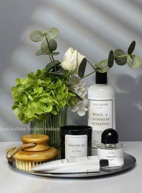 洗手间浴缸旁水晶洗手液瓶香薰