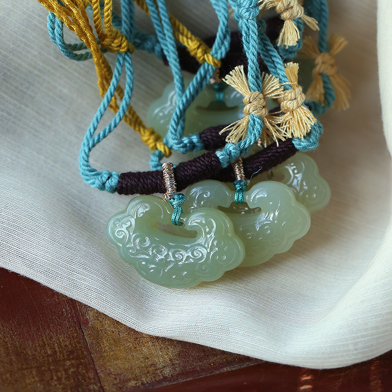 和田玉青玉雕花如意锁款吊坠