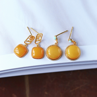 天然俄料蜜蜡鸡油黄纯银古法金托镶嵌款耳钉女款蜜蜡琥珀耳饰礼物