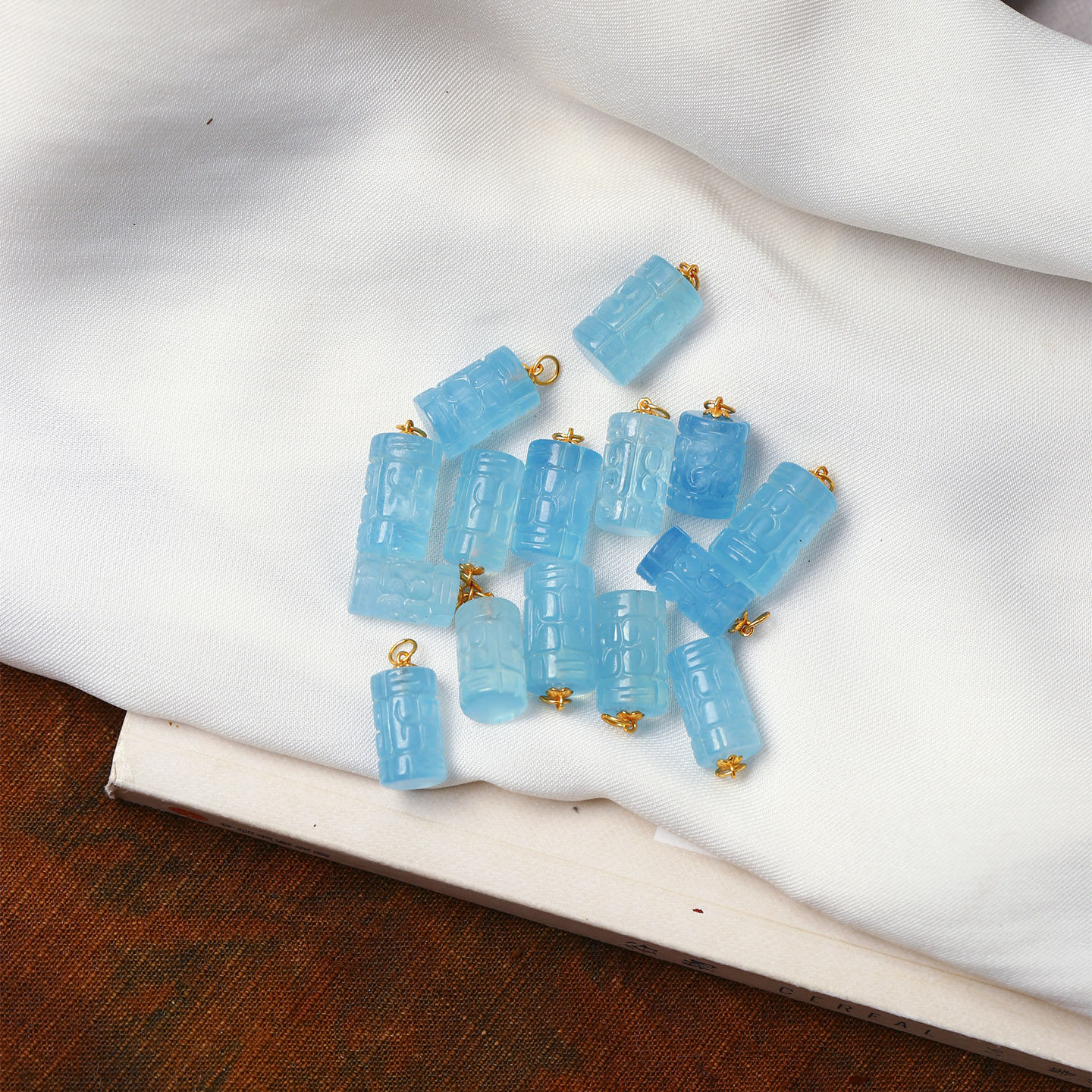 天然水晶海蓝宝雕刻回纹珠纯银扣镶嵌款吊坠 女款锁骨链挂坠饰品,饰品/流行首饰/时尚饰品新,颈饰,淘宝优惠券,粉丝福利购,淘宝优惠卷