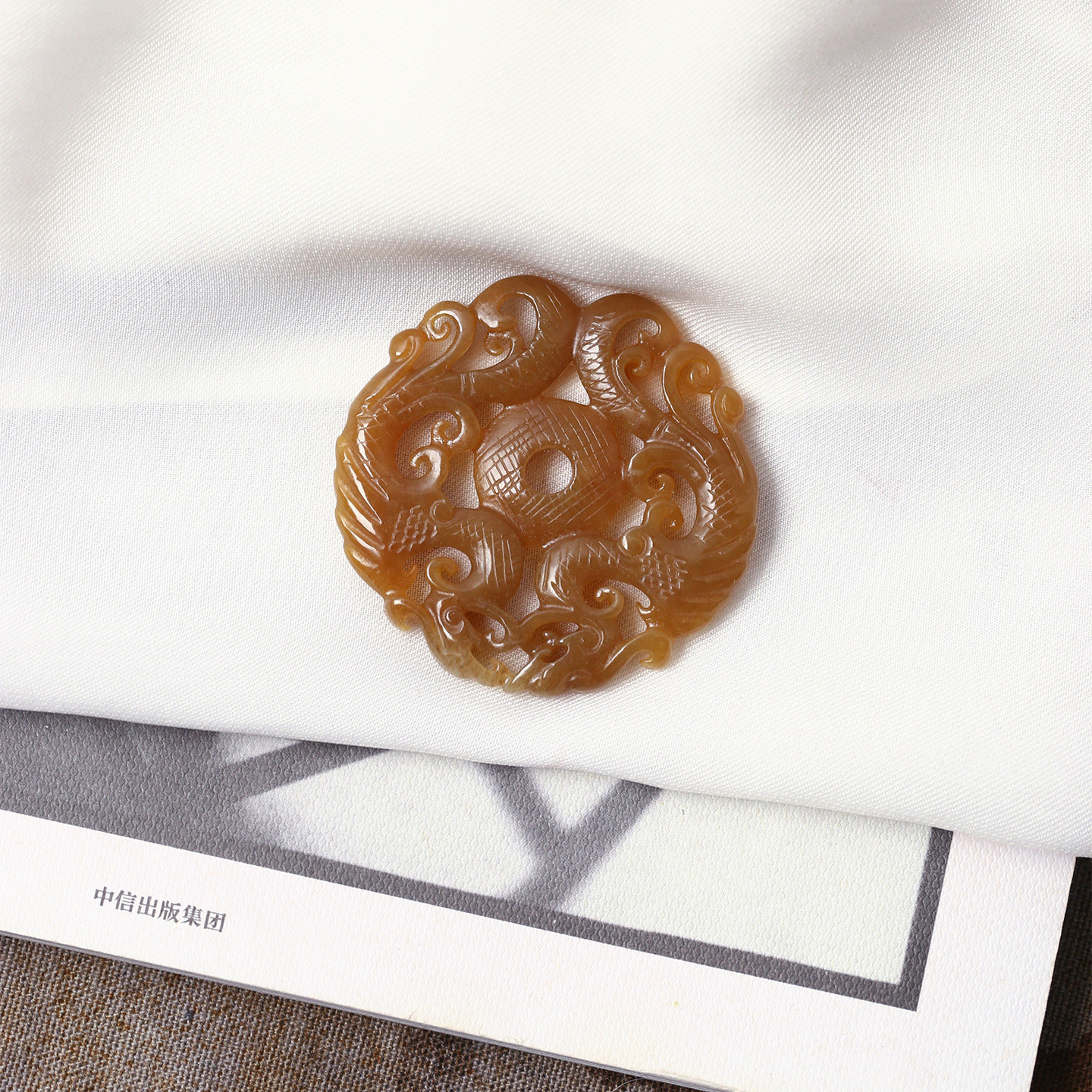 天然和田玉糖料雕刻仿古龙凤吊坠 女款玉石毛衣链挂坠饰品礼物