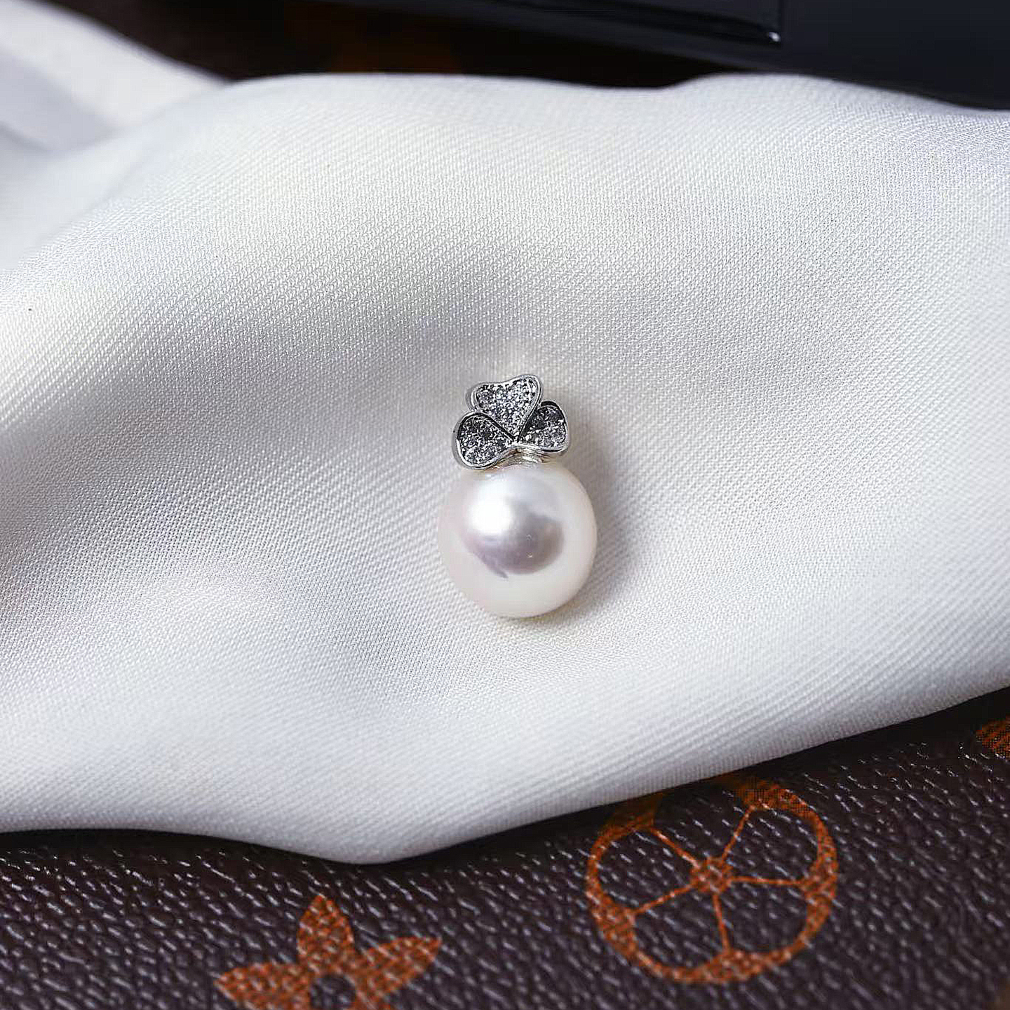 天然淡水珍珠合金镀银款扣头镶嵌吊坠 女款珍珠锁骨挂坠饰品礼物