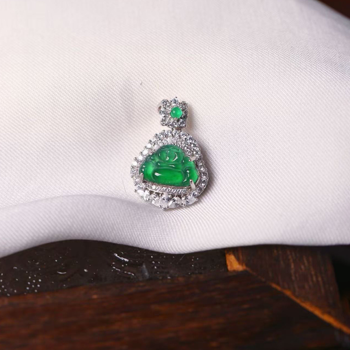 天然A货翡翠危料帝王绿雕刻弥勒佛纯银镶嵌款吊坠 女款佛公饰品